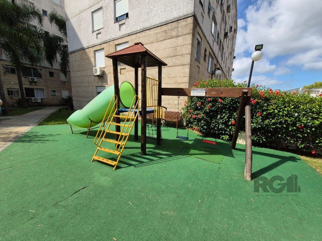 Apartamento de 2 quartos, cozinha planejada e 1 vaga escriturada.