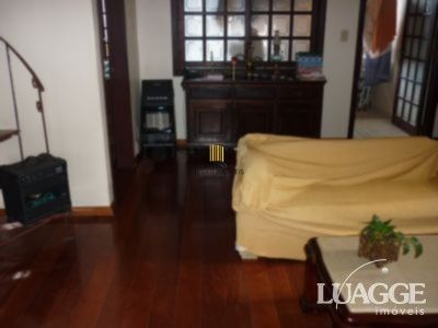 casa com 4 dormitórios, sendo uma suíte , e 530 area privativa
