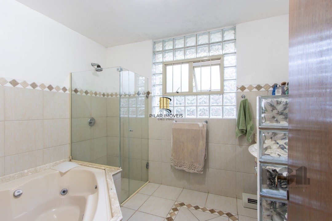 Casa em condomínio que possui  3 dormitórios, sendo 1suíte, lavabo, escritório, possibilidade de um 4 dormitório,