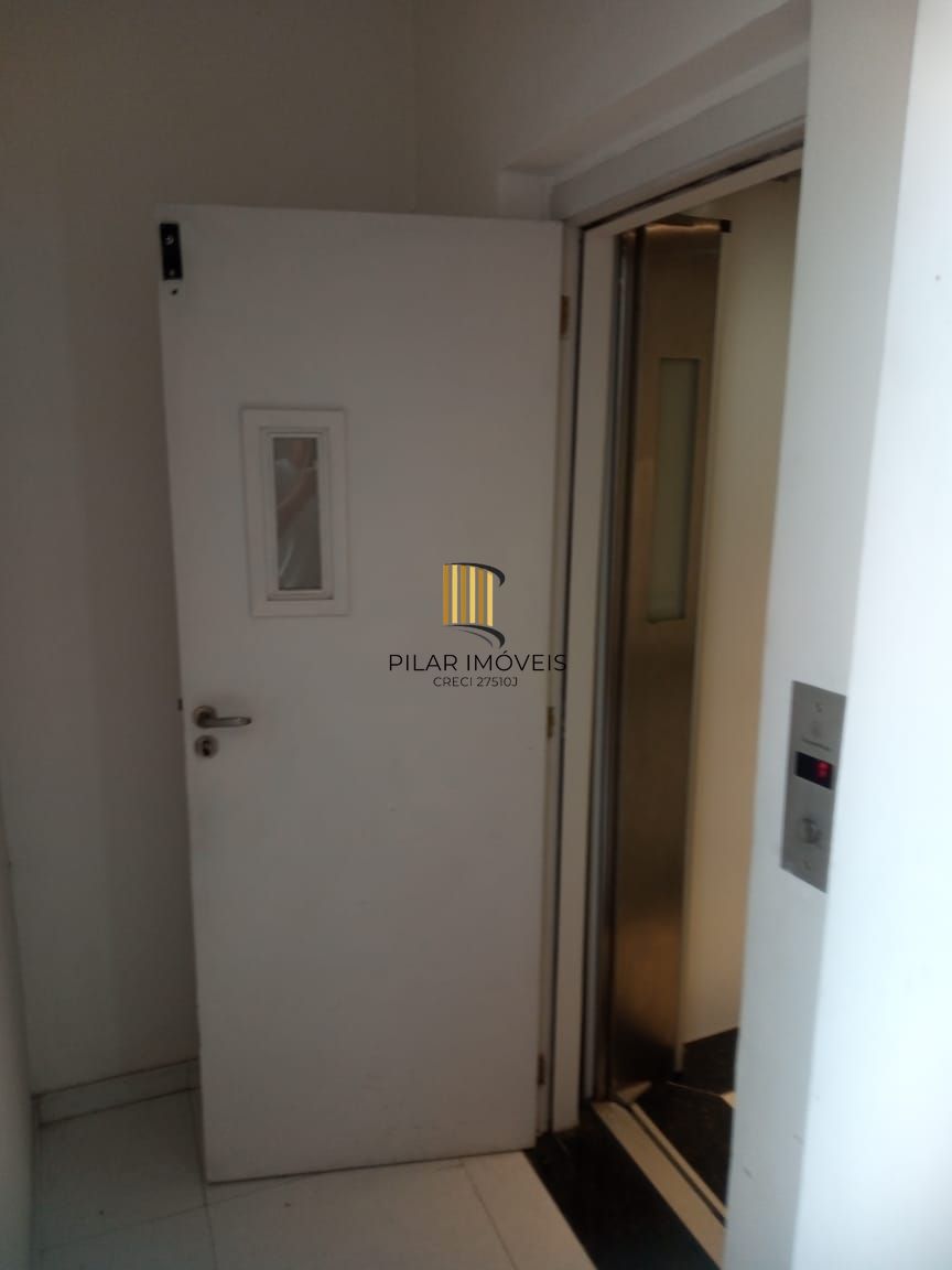 **Prédio Comercial Desocupado à Venda na Azenha, Porto Alegre, RS**