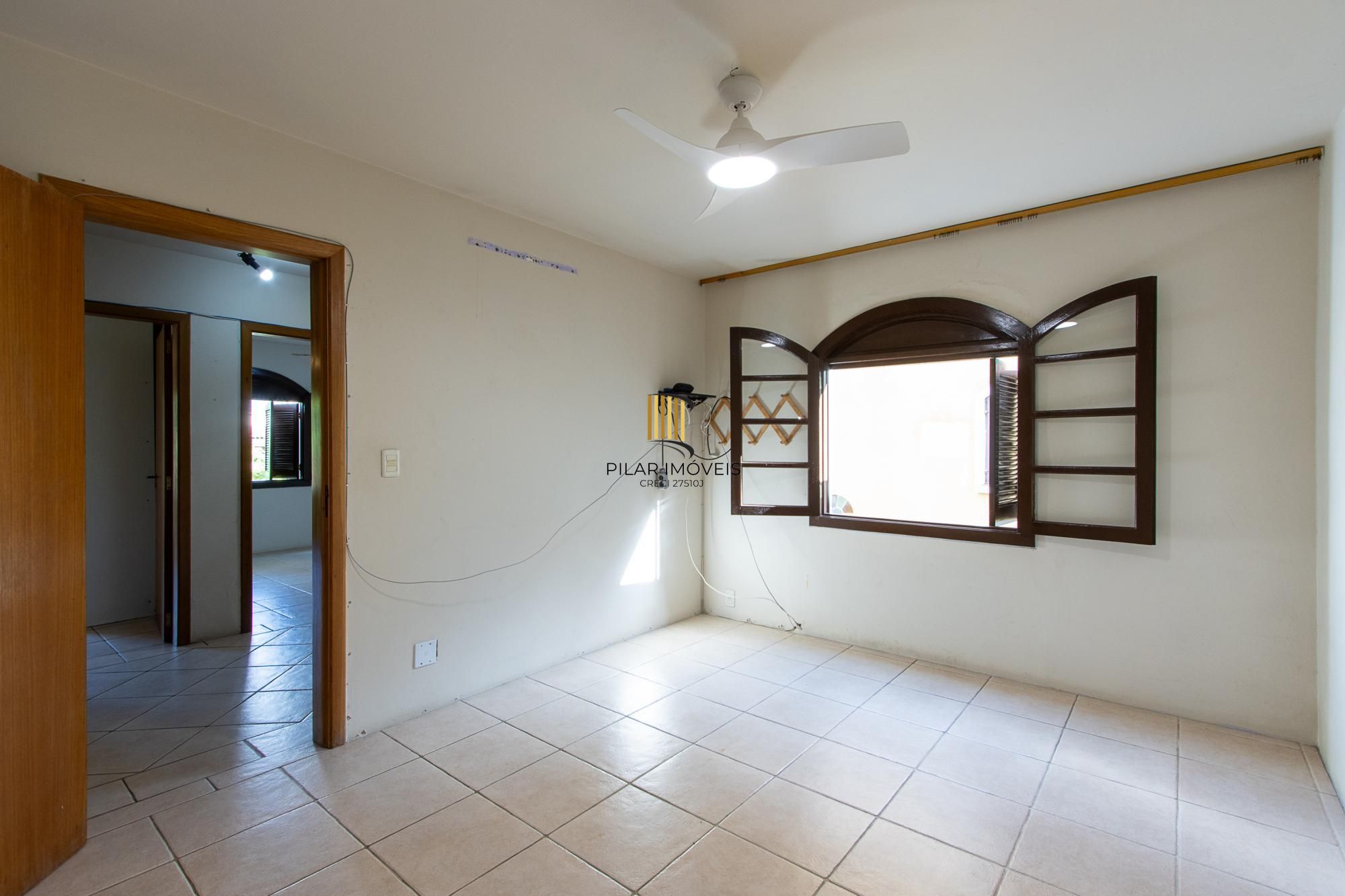 Casa de condomínio, 3 dormitórios, 1 suíte, 1 vaga coberta, no bairro Cristal.