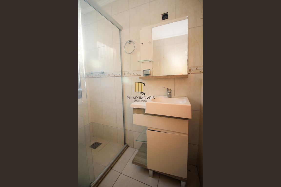 Apartamento de 2 dormitórios, 1 suíte, closet e 2 vagas de garagem .