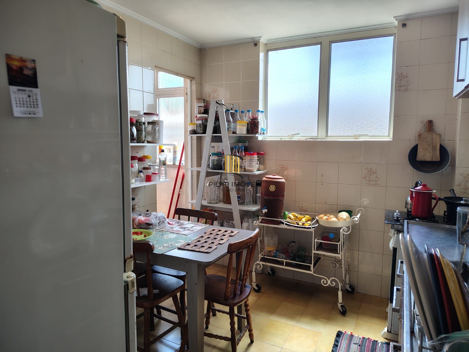 Apartamento de 2 dormitórios, 2 banheiros e 1 vaga no bairro Cristal.