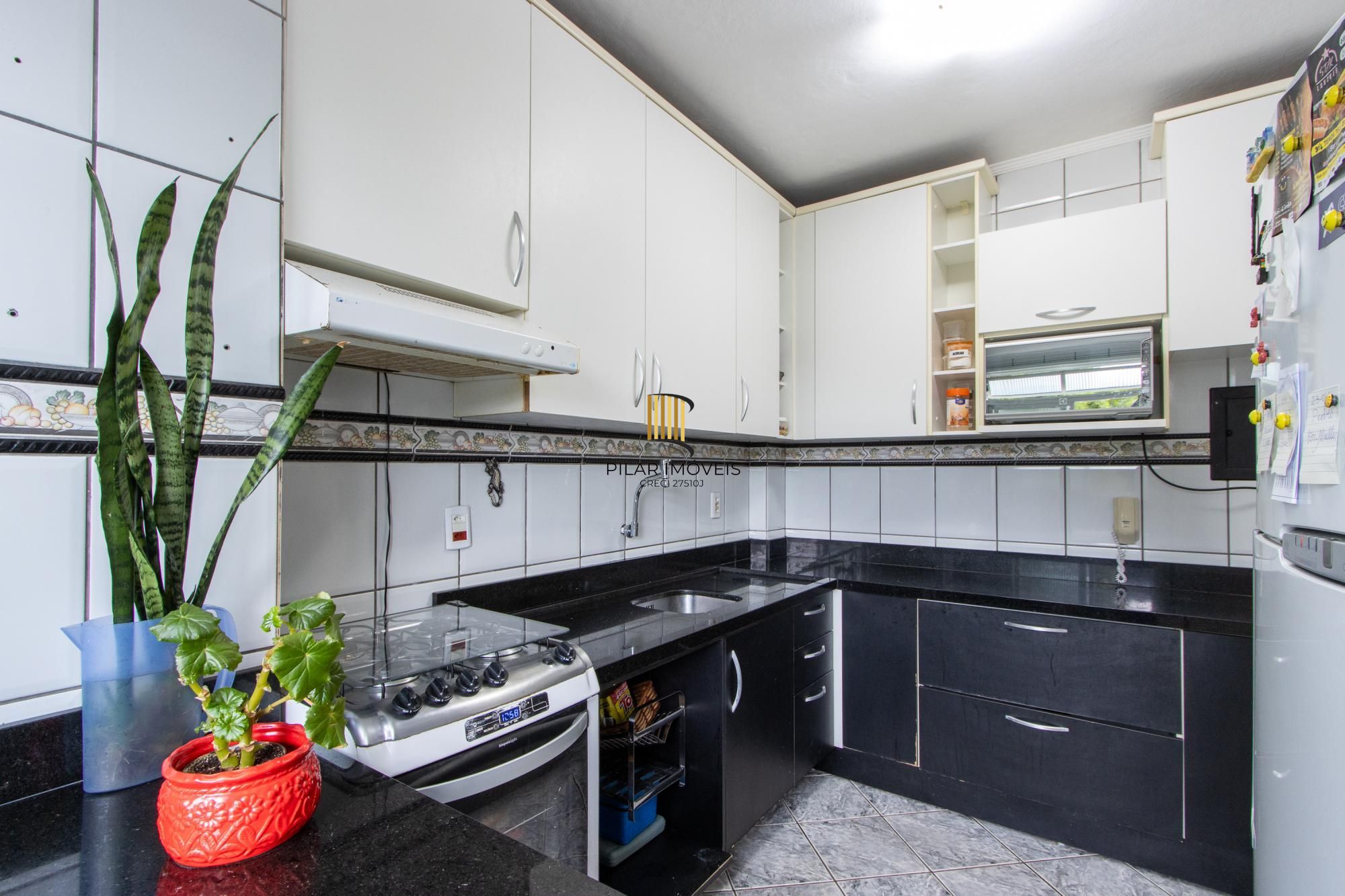 Apartamento de 2 quartos, living, cozinha planejada, área de serviço e 1 vaga.