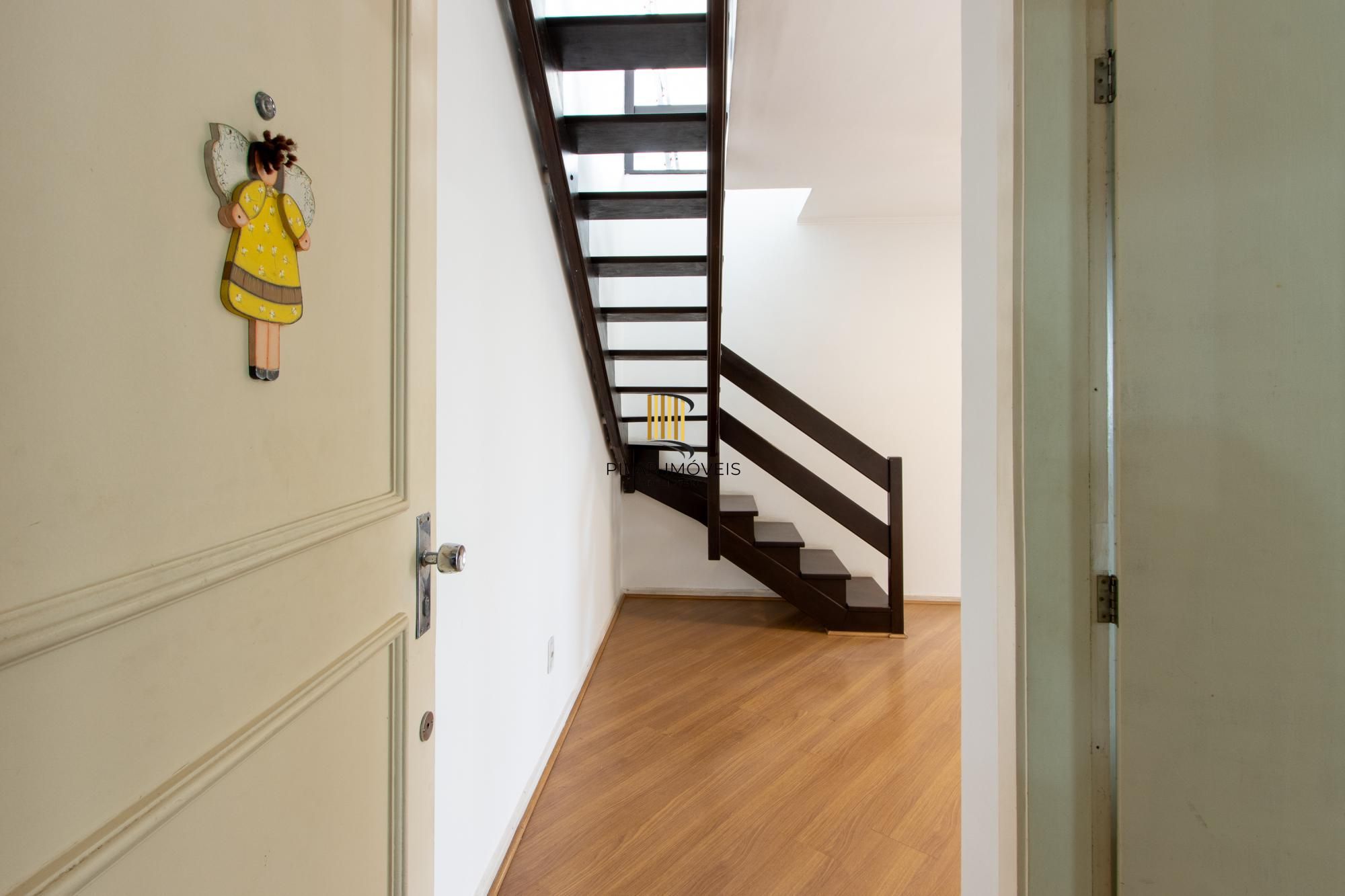 Cobertura com 137m², no Bairro Cristal, de 2 dormitórios, sento uma suíte, ampla sacada, churrasqueira, vista panorâmica, vaga coberta.