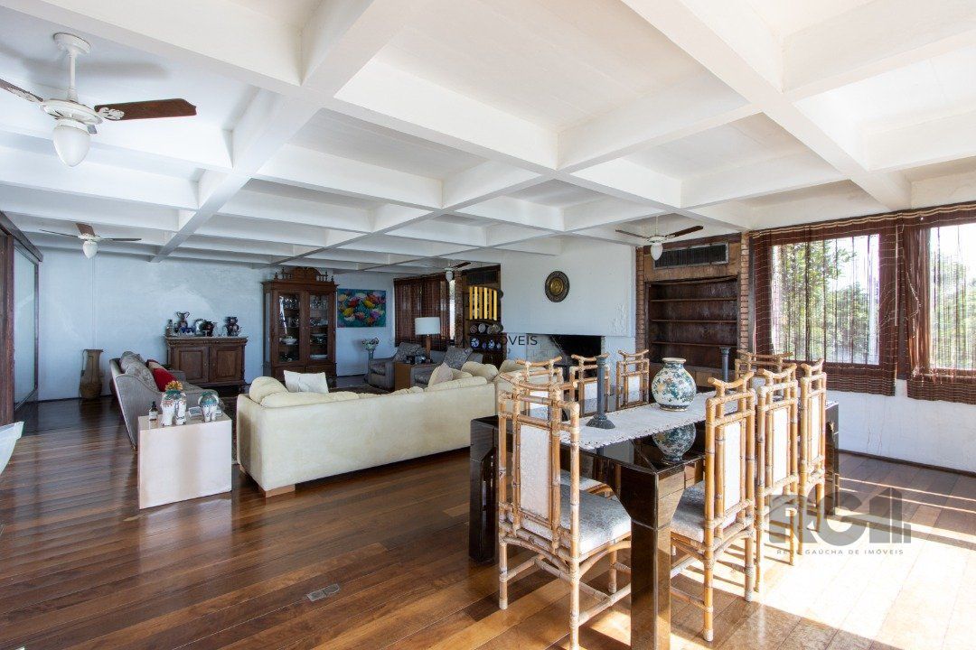 Casa com 724 m² privativos, 4 dormitórios sendo 4 suítes, 6 vagas sendo 3 cobertas