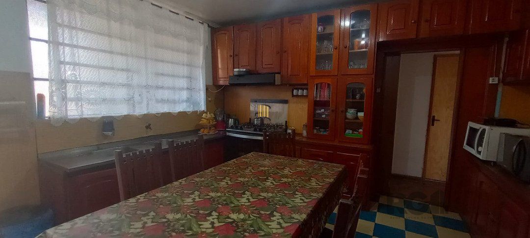 Casa de 3 dormitórios com piscina no Bairro Cristal.