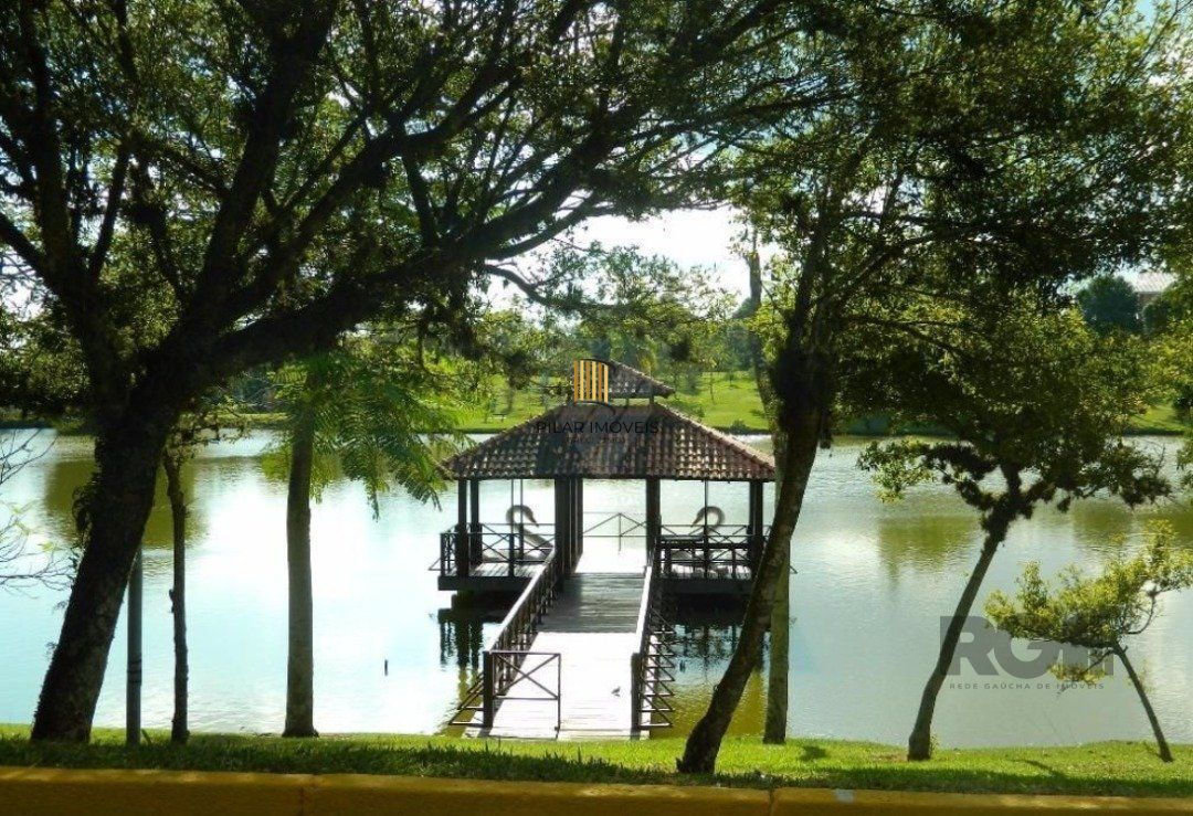 Casa à beira do lago na área central do condomínio com 4 suites
