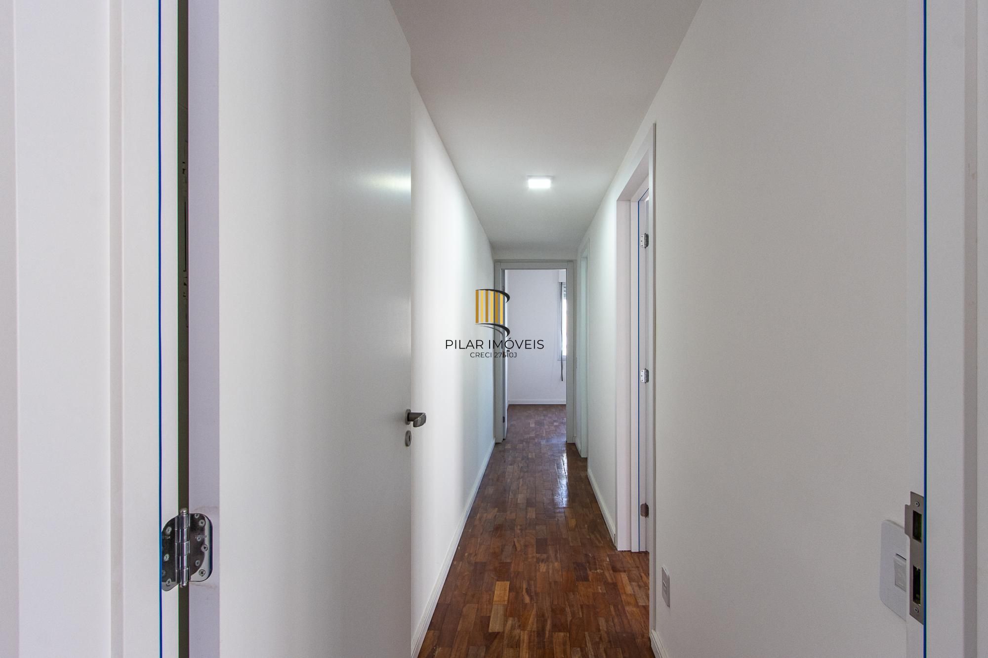 Apartamento no Menino Deus com 2 dormitórios e garagem