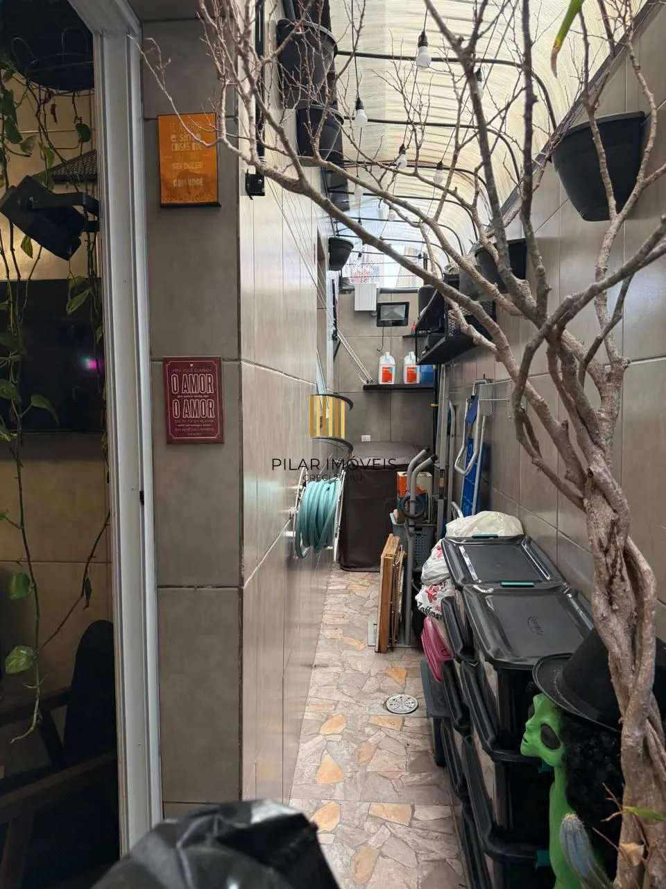 Apartamento com 30 m², bem distribuídos em 1 dormitório tipo suíte, sala de estar, cozinha e área de serviço.
