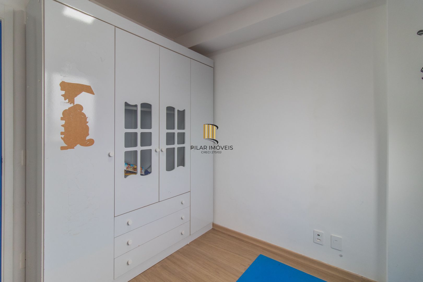 APARTAMENTO SEMIMOBILIADO 2 DORMITÓRIOS SENDO 1 SUÍTE E 1 VAGA ESCRITURADA