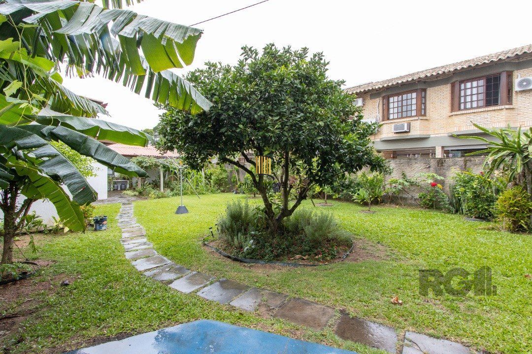 Casa térrea, 3 quartos, edícula, com 2 suites, pátio - Bairro Guarujá
