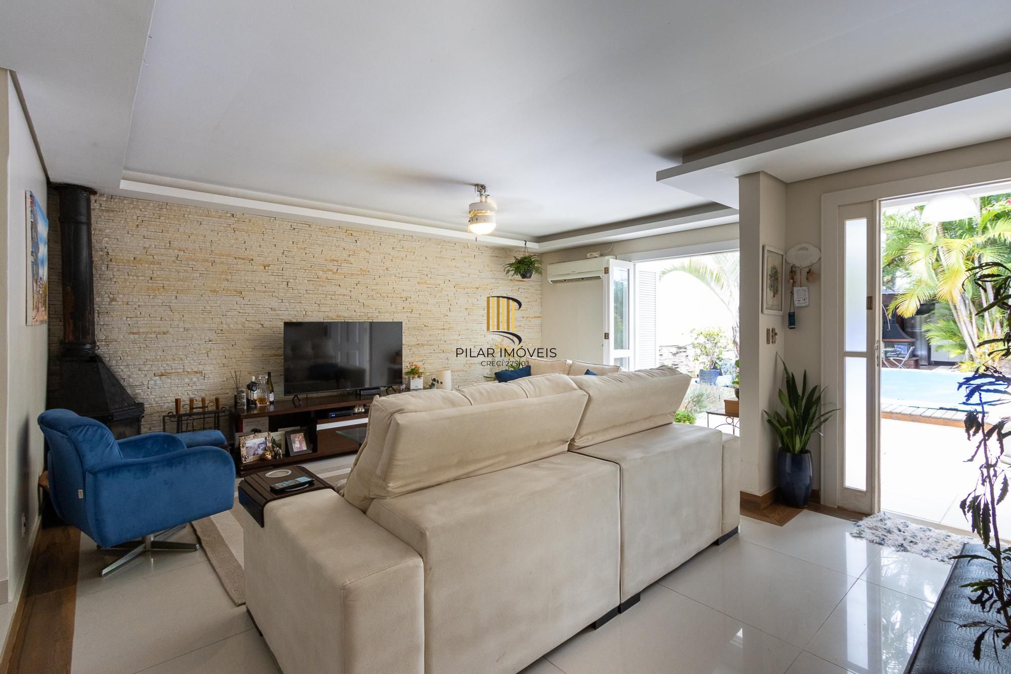 Casa térrea, 2 dormitórios, 1 suíte e 2 vagas no bairro Aberta dos Morros.