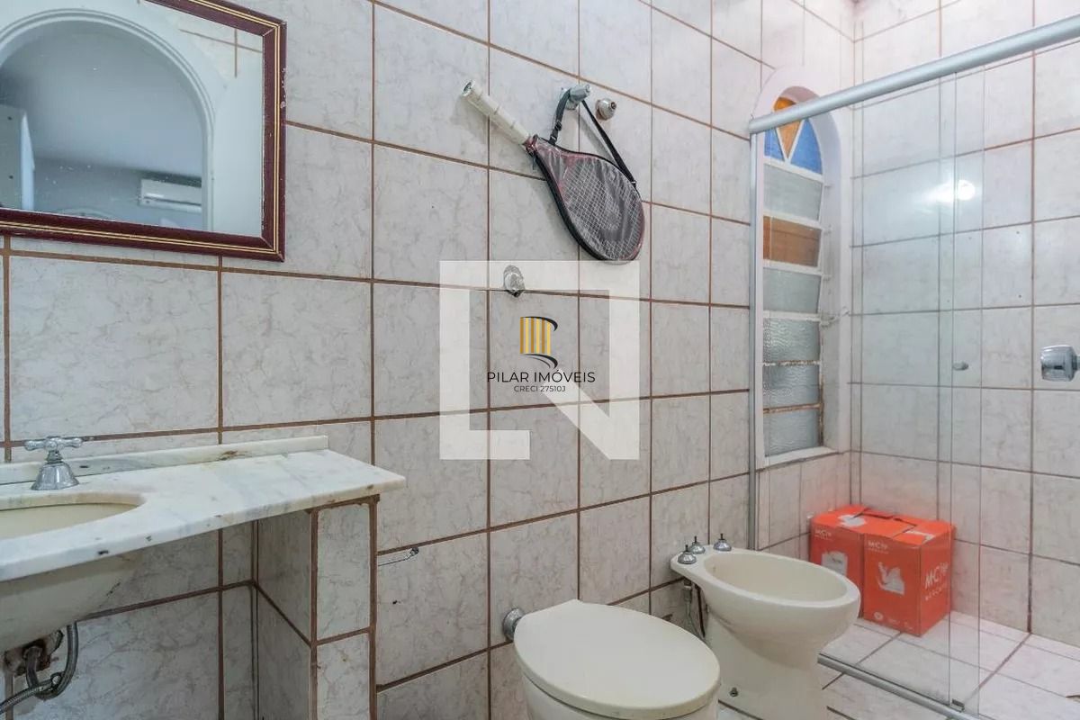 Casa á venda com 3 dormitórios no bairro Ipanema em Porto Alegre