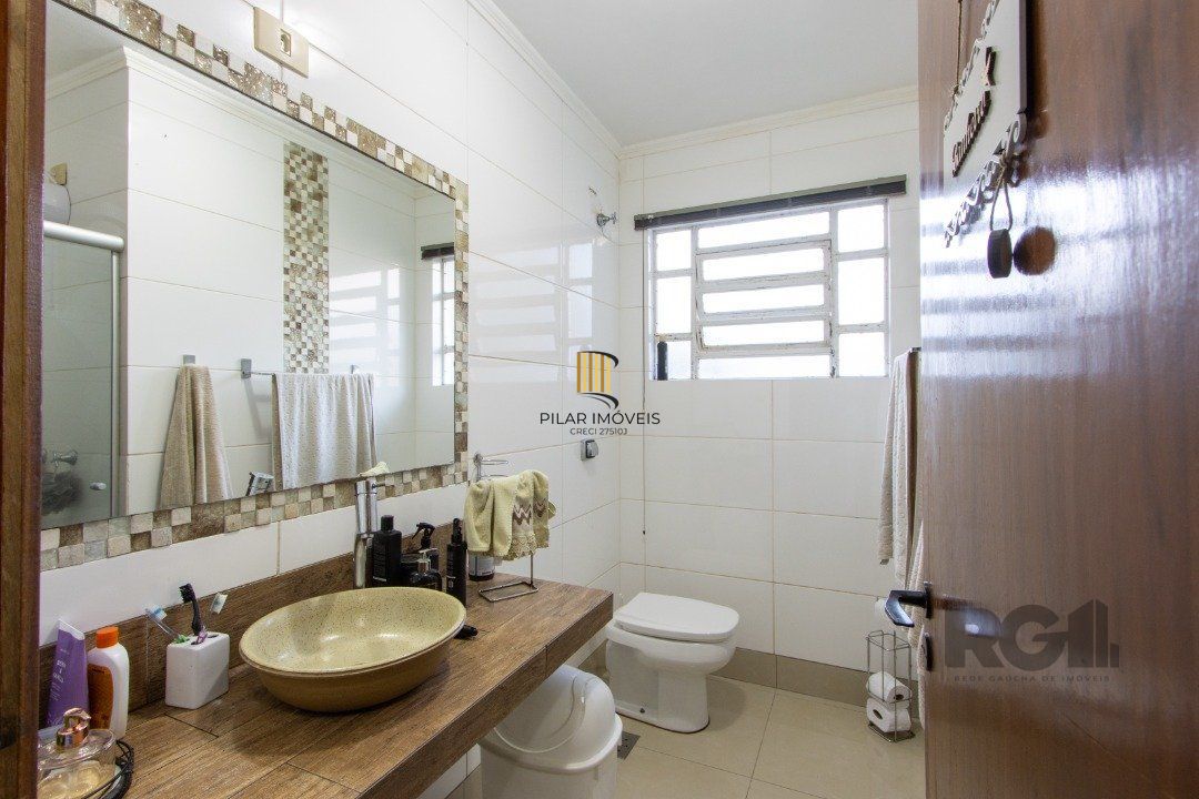 Casa no bairro Cristal, Possui 4 dormitórios, sendo 1suíte, closet e banheira de hidromassagem, com possibilidade de um podendo 1 dormitórios extra.