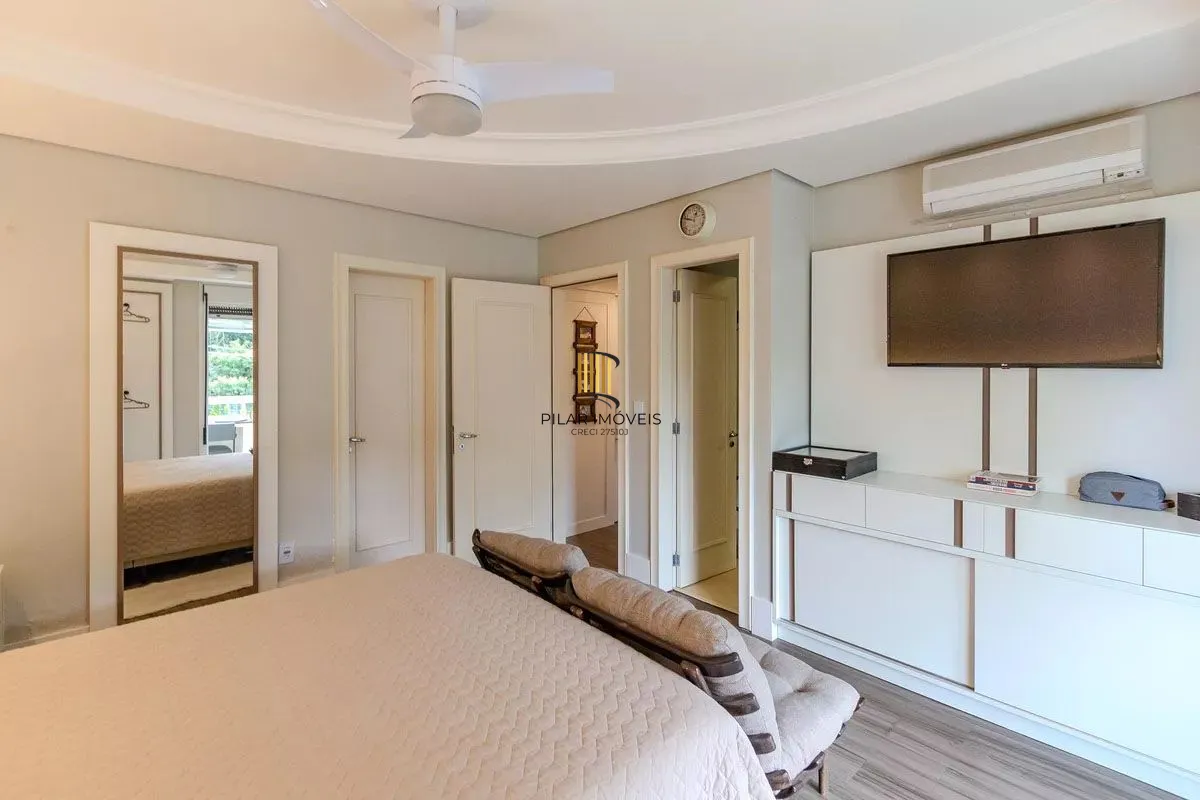 Apartamento com 3 dormitórios, 2 vagas e 231.61m² - Bairro Menino Deus