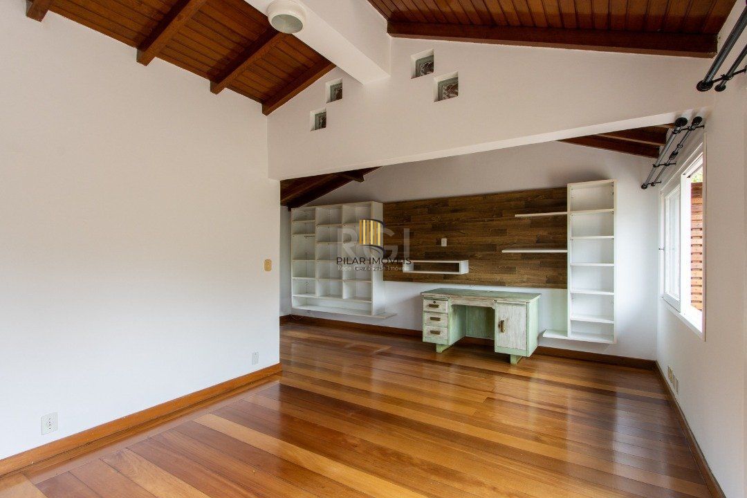 Sobrado com 300m² à venda, 3 quartos, 1 suite, 2 vagas - Bairro Espírito Santo