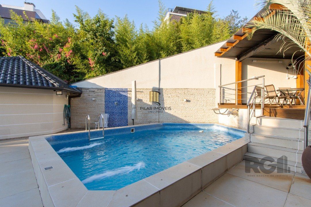 Casa com 5 suites com area privativa 714,00