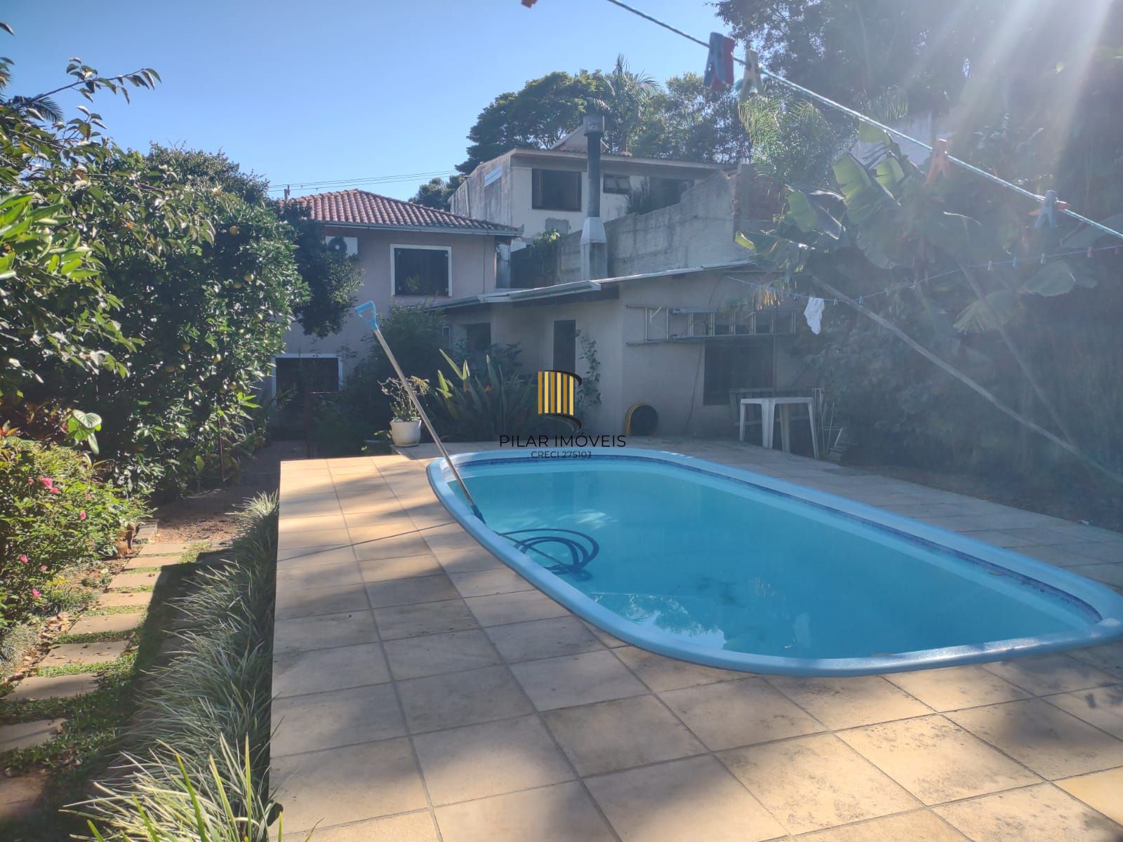 Casa com 4 quartos, suíte, piscina, lareira, churrasqueira em um terreno de 616m².