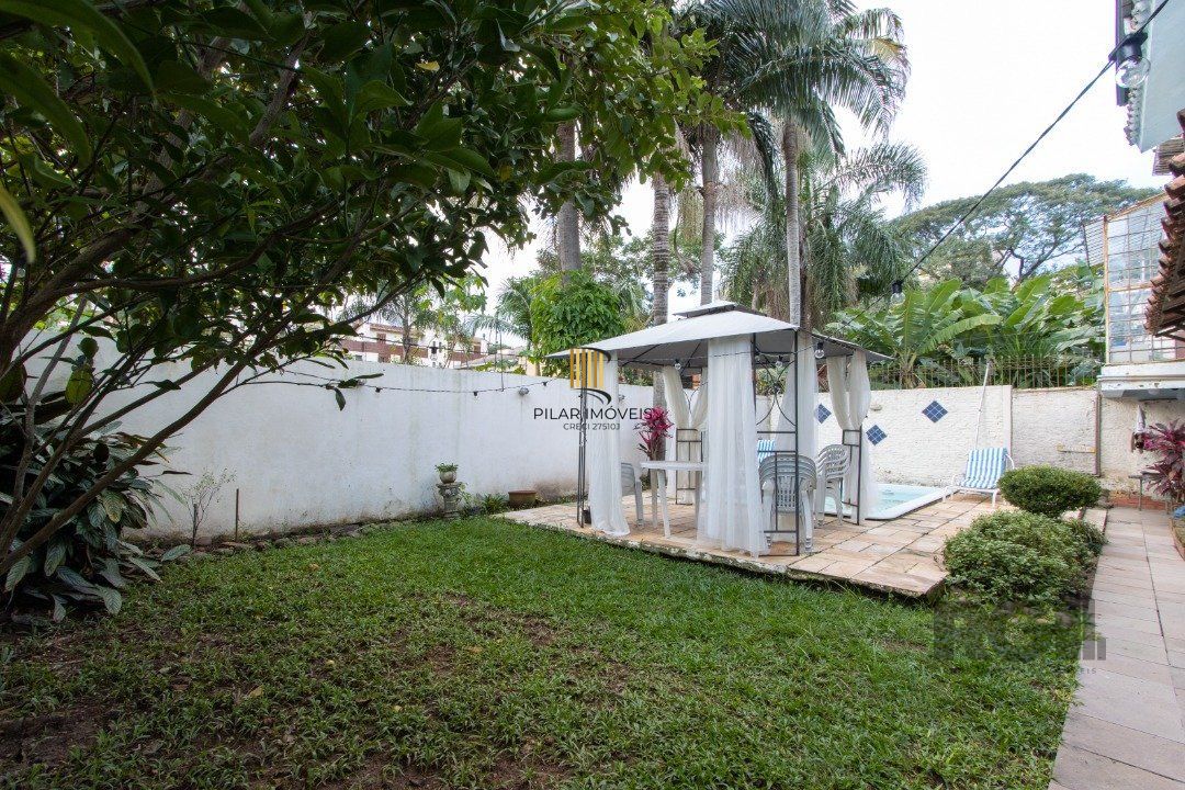 Casa no bairro Cristal, Possui 4 dormitórios, sendo 1suíte, closet e banheira de hidromassagem, com possibilidade de um podendo 1 dormitórios extra.