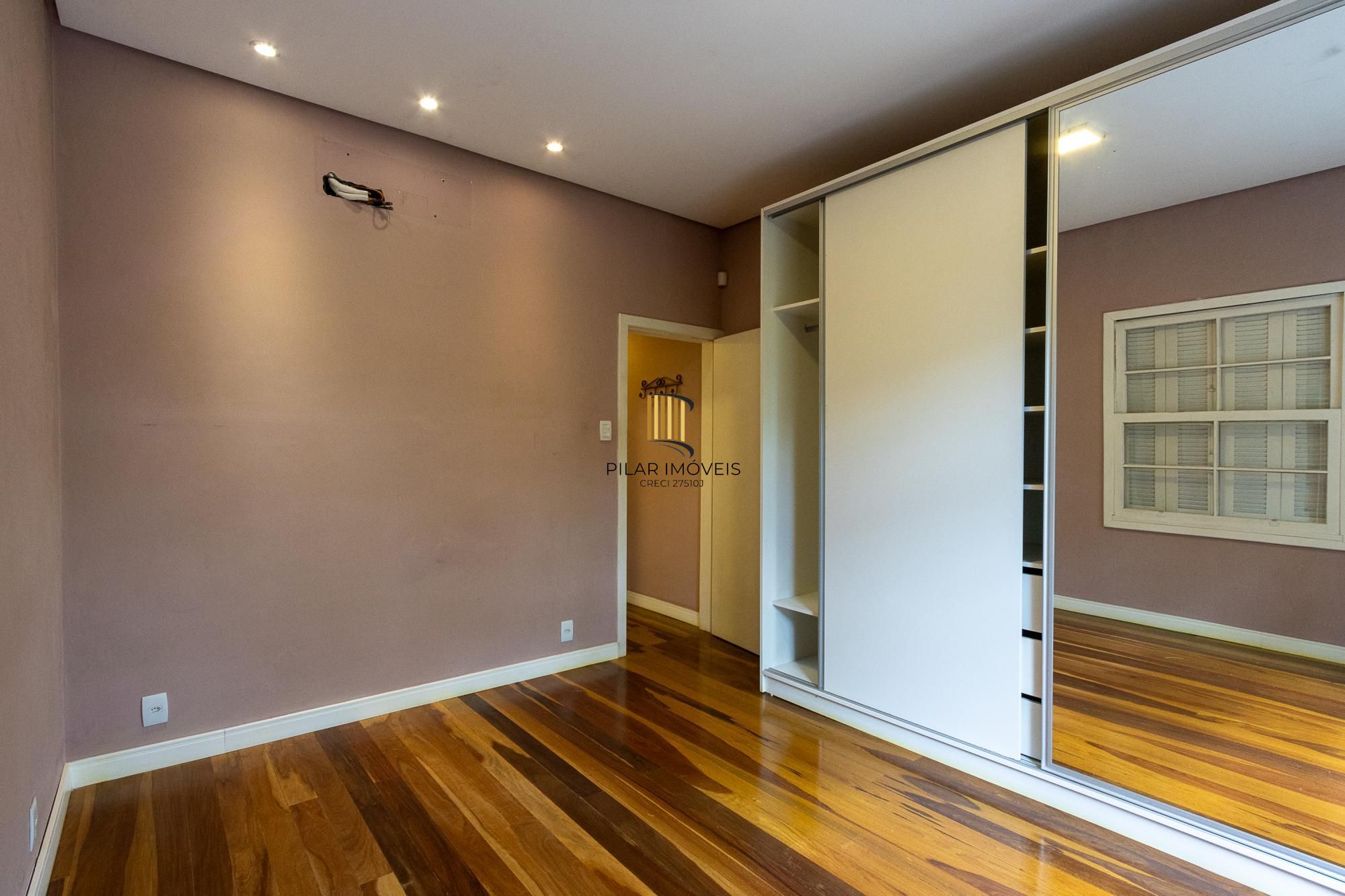 Bela casa térrea, 2 dormitórios e 1 suite - Parte alta do Bairro Espirito Santos