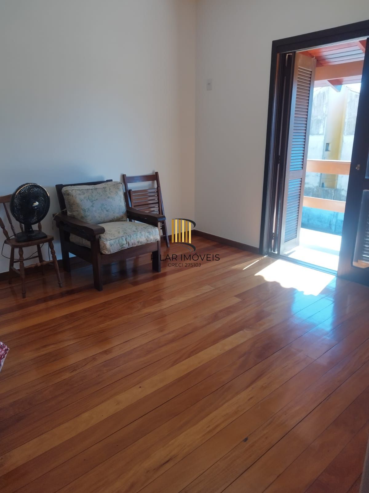 Casa de 4 dormitórios com 250 m² de área privativa