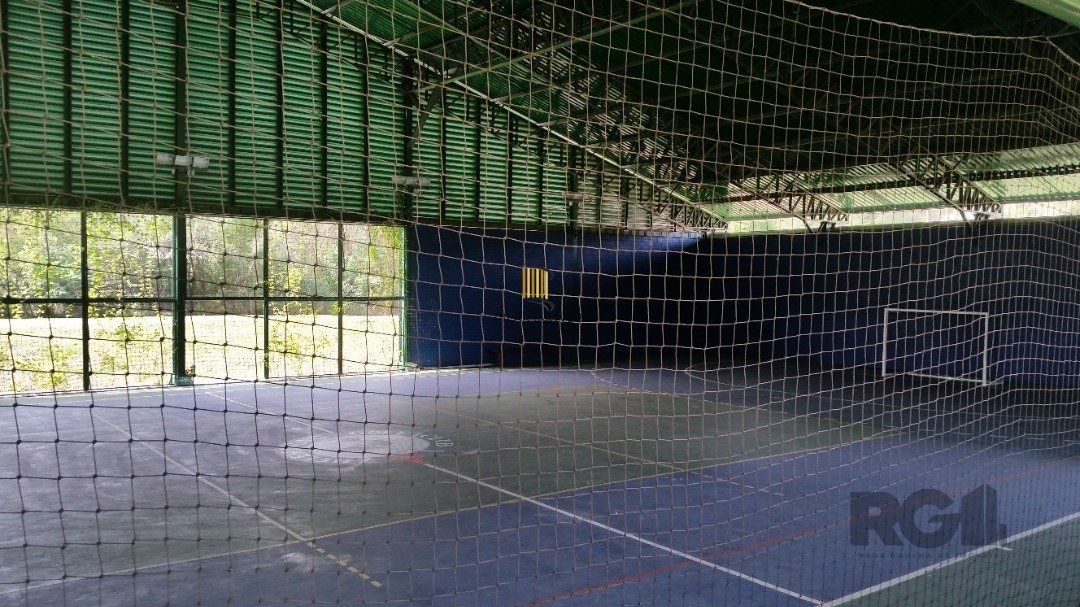 Casa em condomínio com pátio, piscina, 3 suítes e 2 vagas