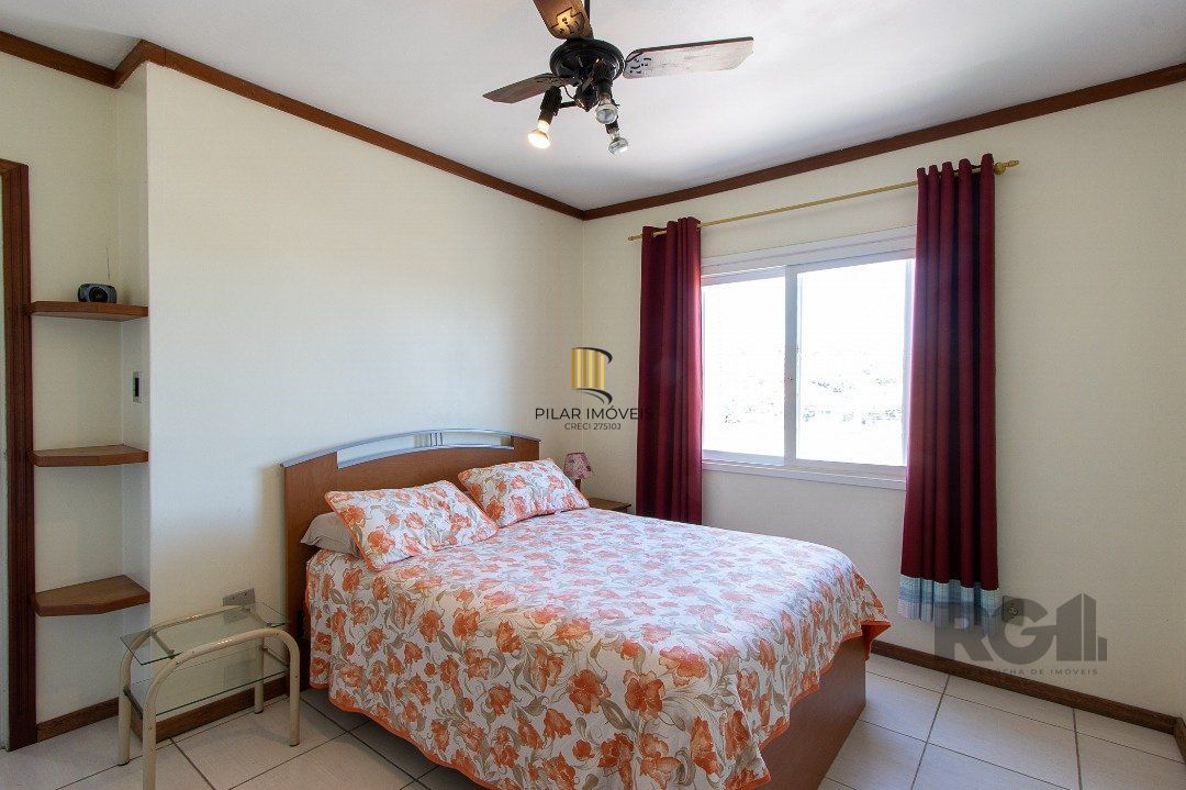 Casa com 4 quartos, suíte, churrasqueira, lareira, garagem coberta e lindo jardim.