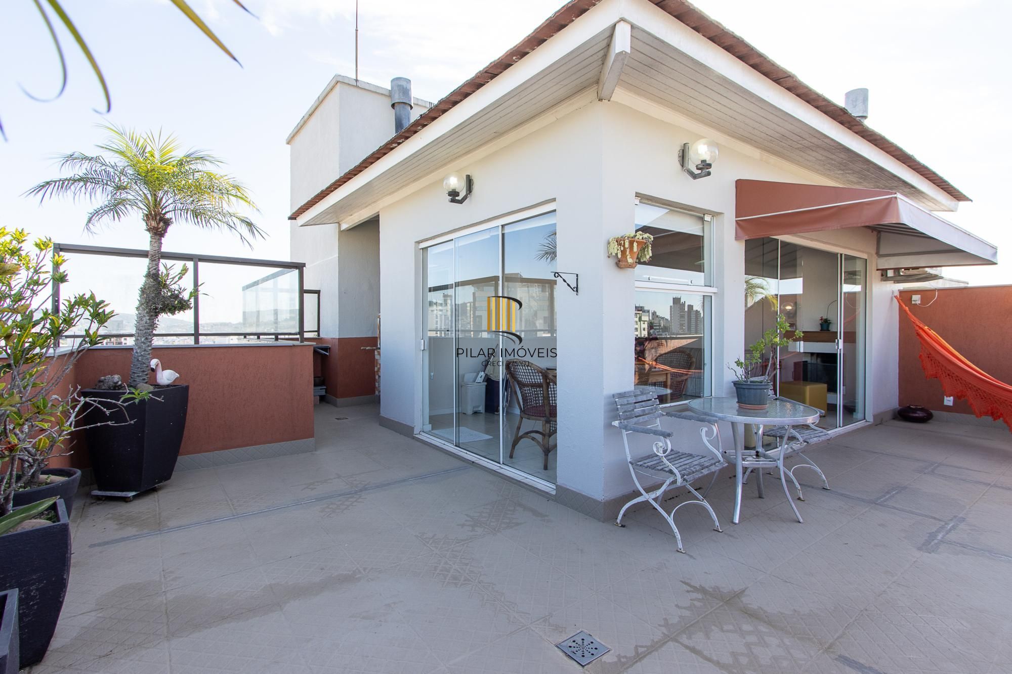 Cobertura com 2 dormitórios, incluindo 1 suíte.