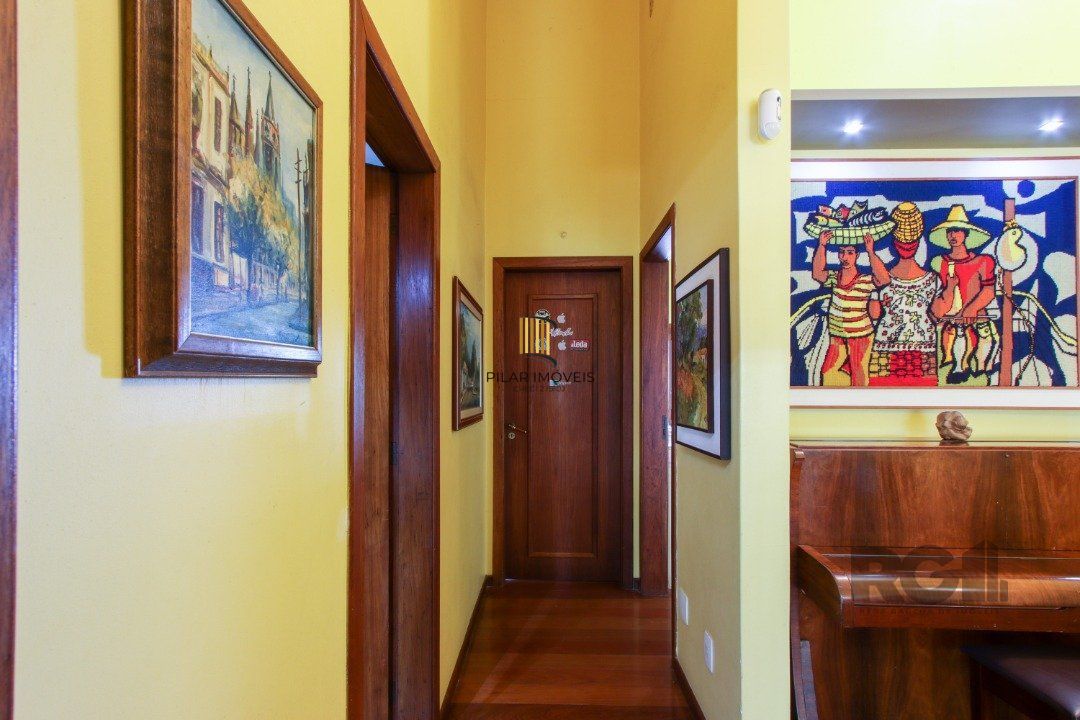 Casa com 4 dormitórios, sendo 1 suíte, com 2 vagas cobertas, no bairro Nonoai, Porto Alegre, RS