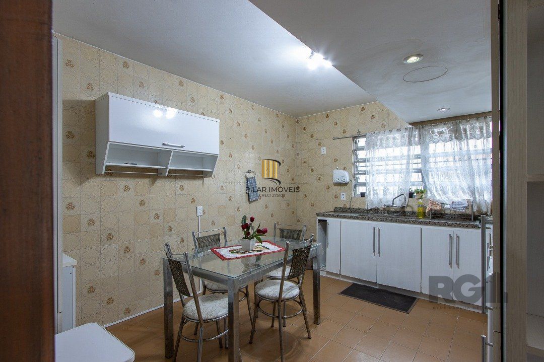 Casa 4 dormitórios no bairro Azenha