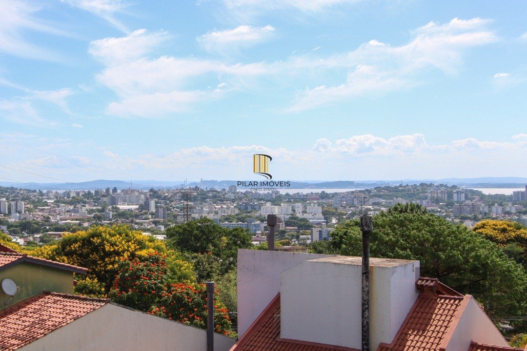 Casa com 4 dormitórios, sendo 1 suíte, com 2 vagas cobertas, no bairro Nonoai, Porto Alegre, RS