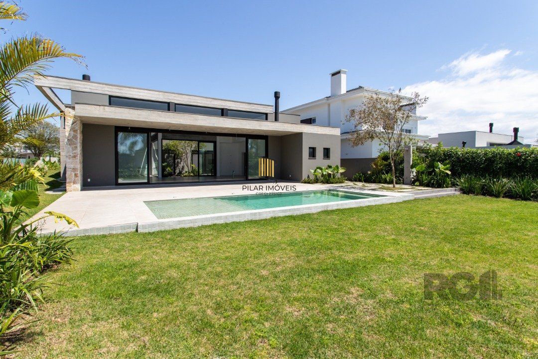 A Casa Le Mans, uma residência térrea de esquina com 389,48m2 de área coberta