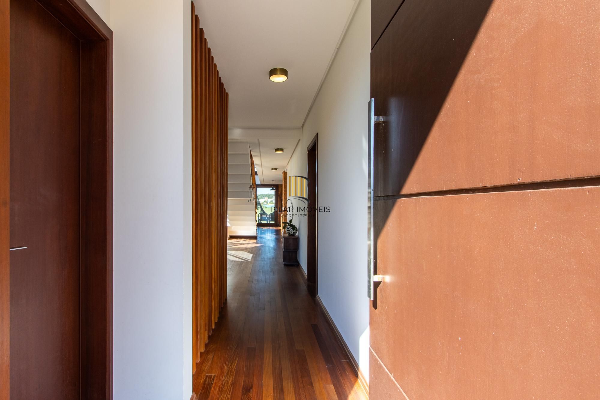 Casa no Condominio Terra Ville.  3 suites, com fundo para o lago.