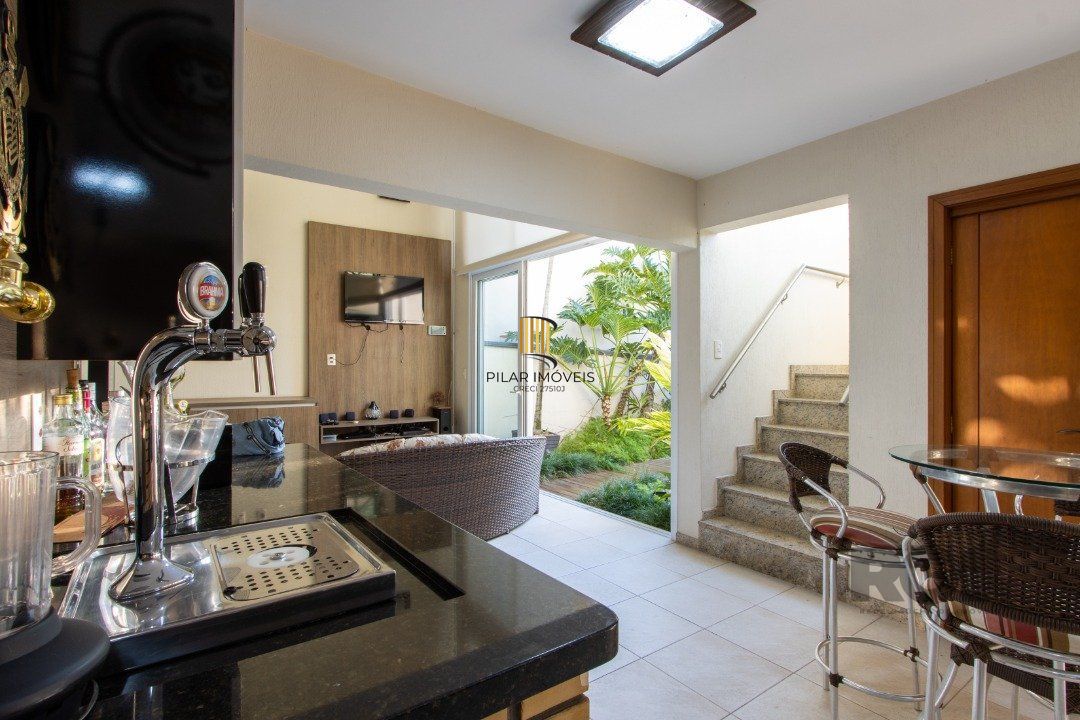 Casa com 5 suites com area privativa 714,00