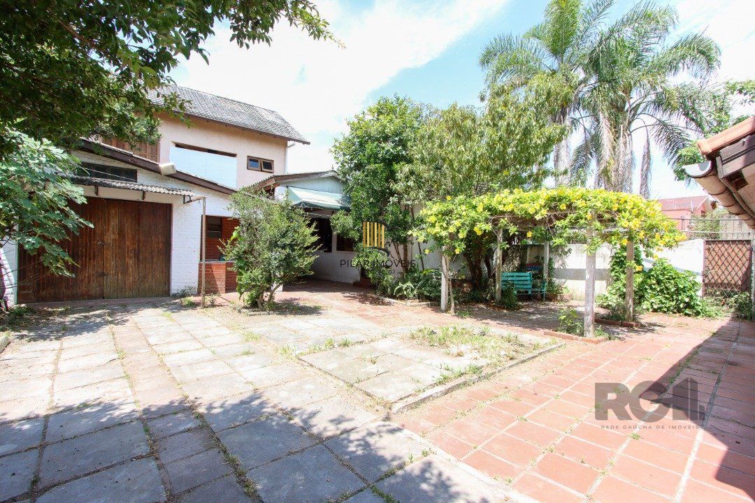 Casa mista com 4 dormitórios, 2 banheiros, 1 lavabo e 3 vagas a uma quadra da Av. Guaíba