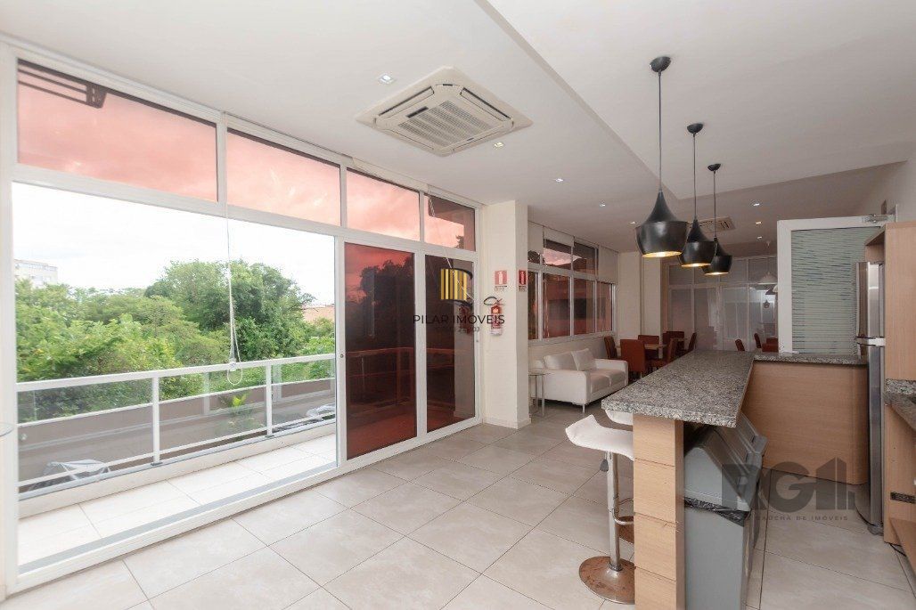 Apartamento andar alto que possui 2 dormitórios, sendo 1 súite, living para 2 ambientes, cozinha mobiliada, banheiro auxiliar