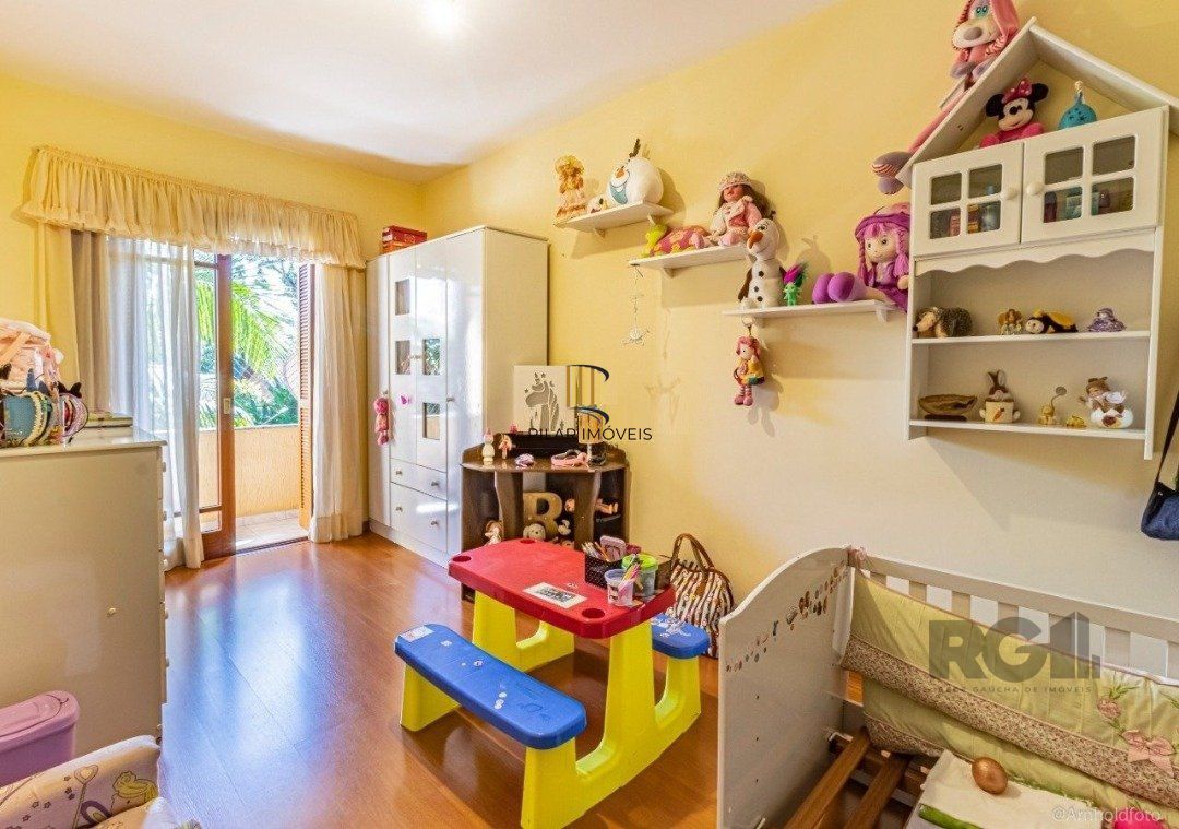 Casa 6 dormitórios no bairro Ipanema