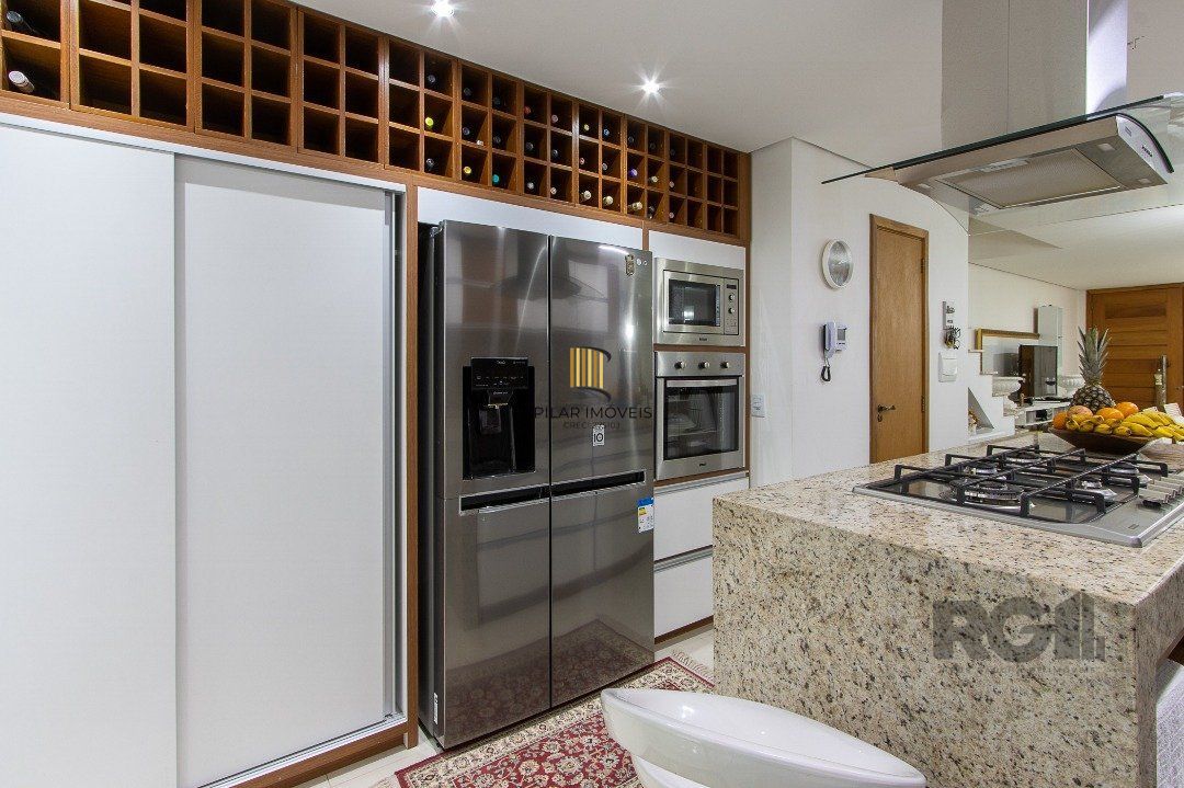 casa possui 3 suítes, 2 com closet