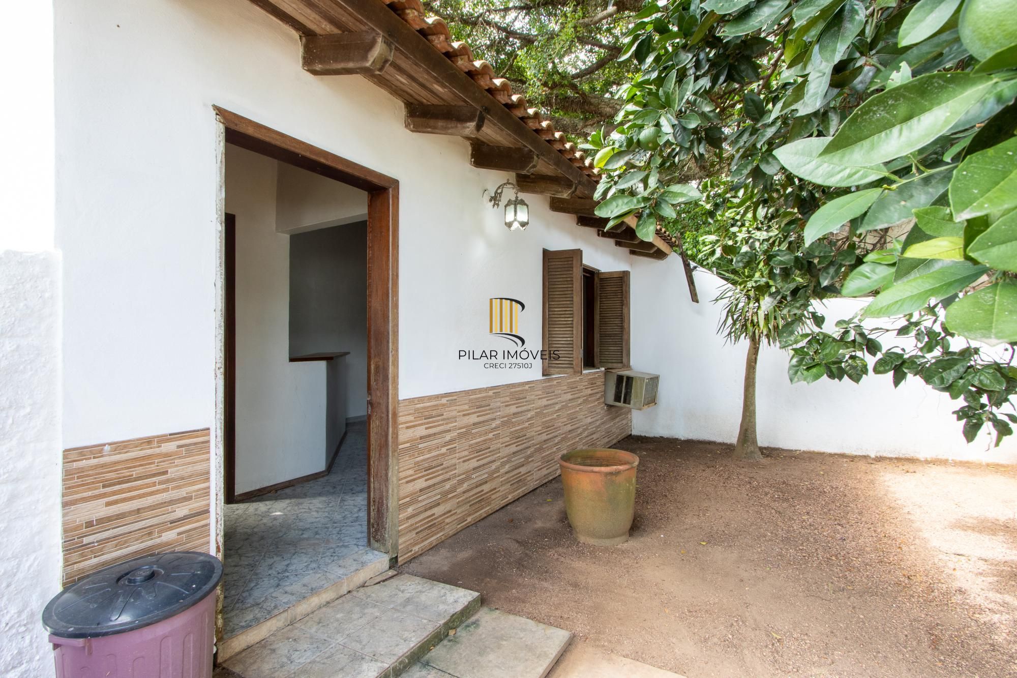 Casa em Vila Nova, Porto Alegre! Com 160m² de área privativa e um total de 899m²