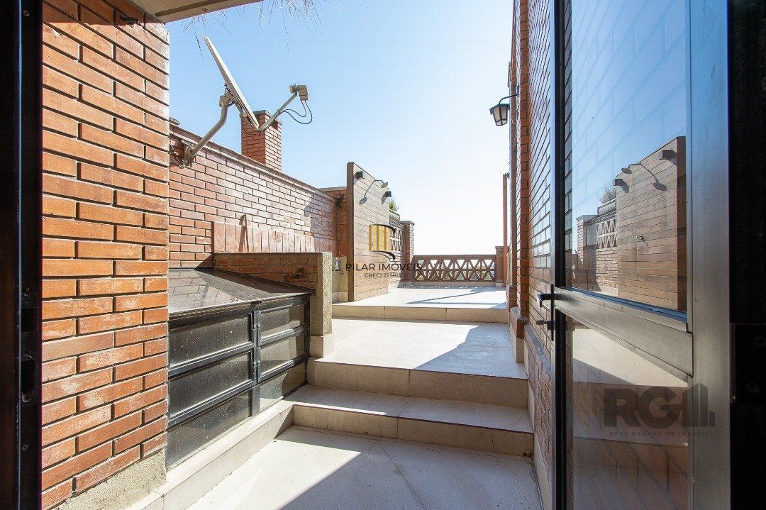 Excelente casa de 3 andares em condomínio fechado