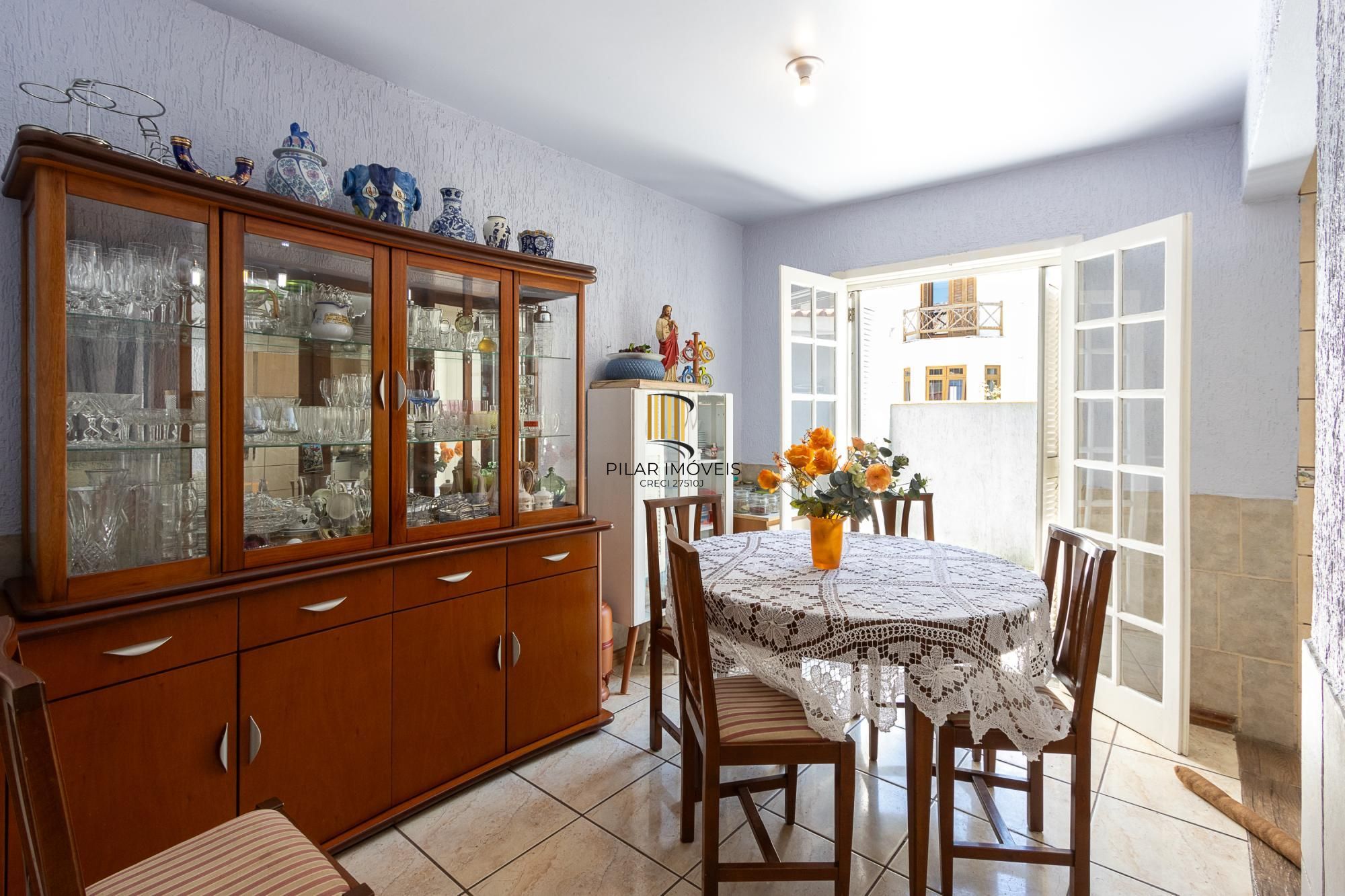 Casa de condomínio, de 3 dormitórios, 1 suíte e 2 vagas de garagem.