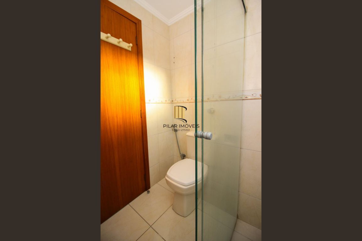 Apartamento de 2 dormitórios, 1 suíte, closet e 2 vagas de garagem .