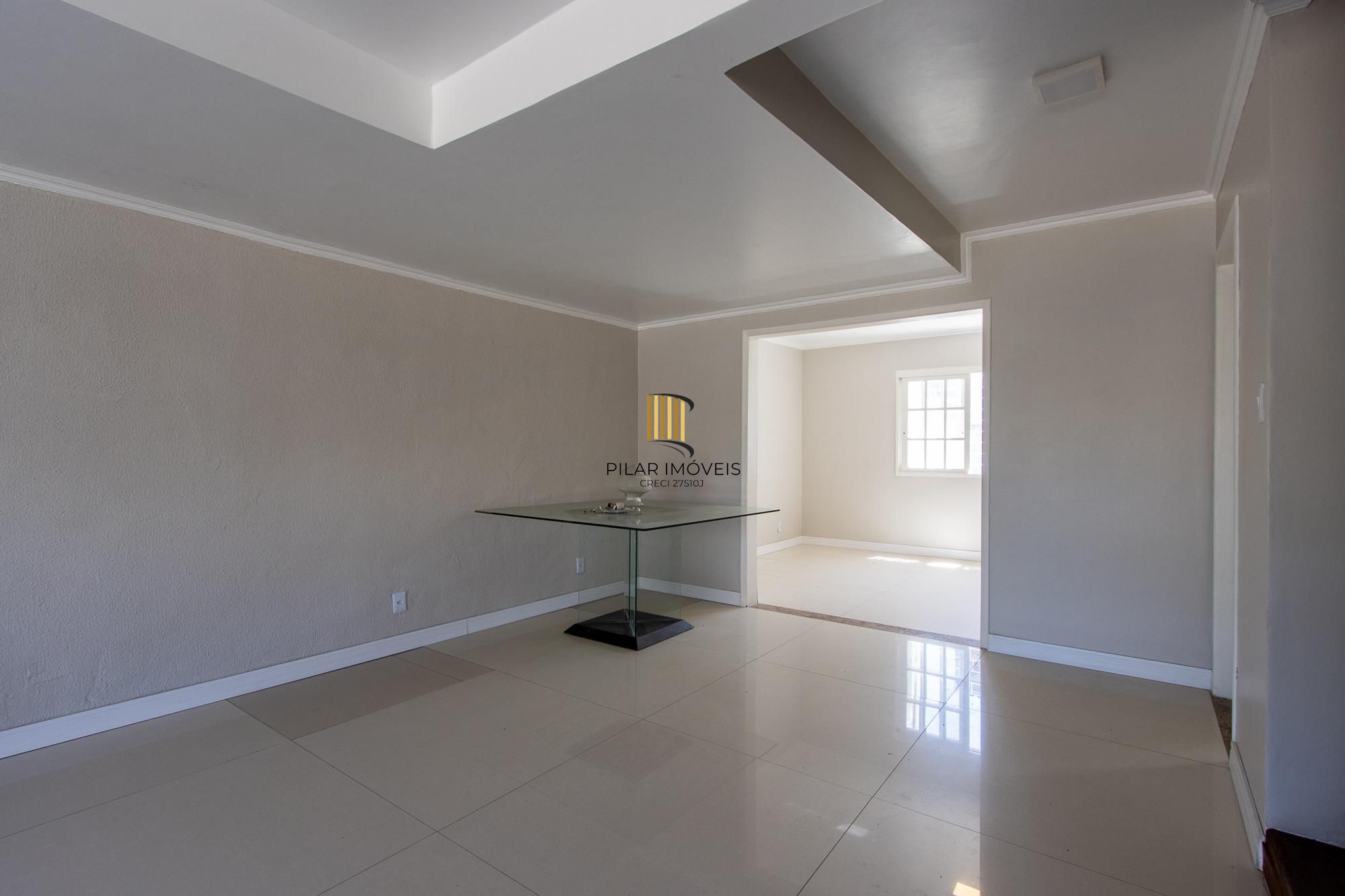 Casa de alvenaria, com 3 quartos, 1 suíte e 3 vagas de garagem.