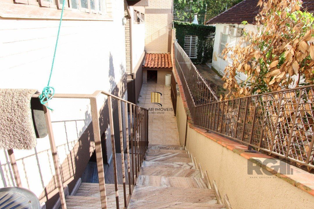Casa a venda com 03 dormitórios, living 03 ambientes com vista para o Rio.