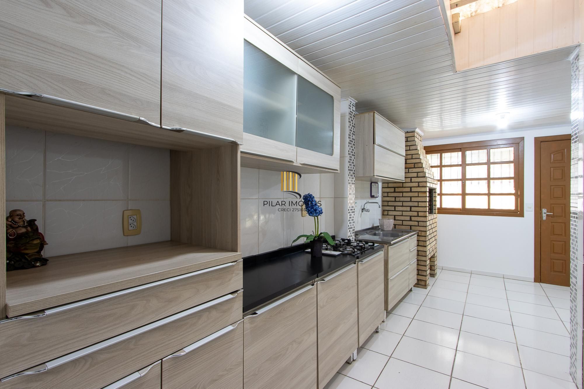 Casa de condomínio, 3 dormitórios, 1 suíte, 1 vaga coberta, no bairro Cristal.