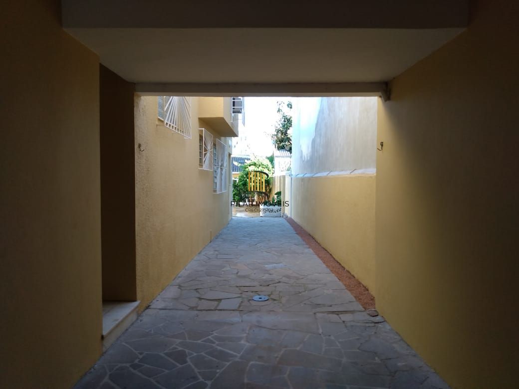 Casa ampla com pátio no Bairro Cristal, com 4 quartos
