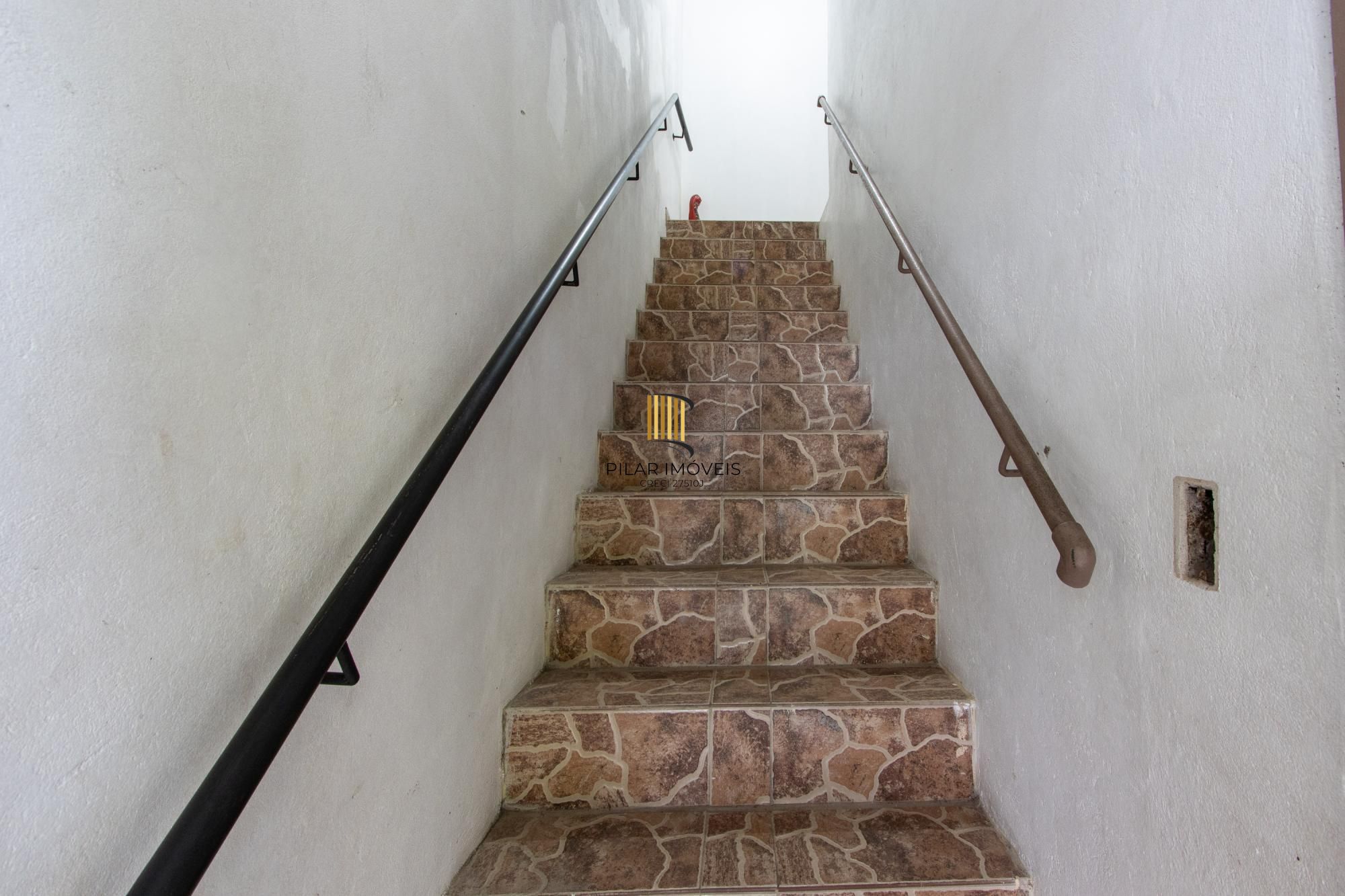Casa ampla de 2 pavimentos com 4 dormitórios, 1 suite e 4 vagas no bairro Santa Tereza!