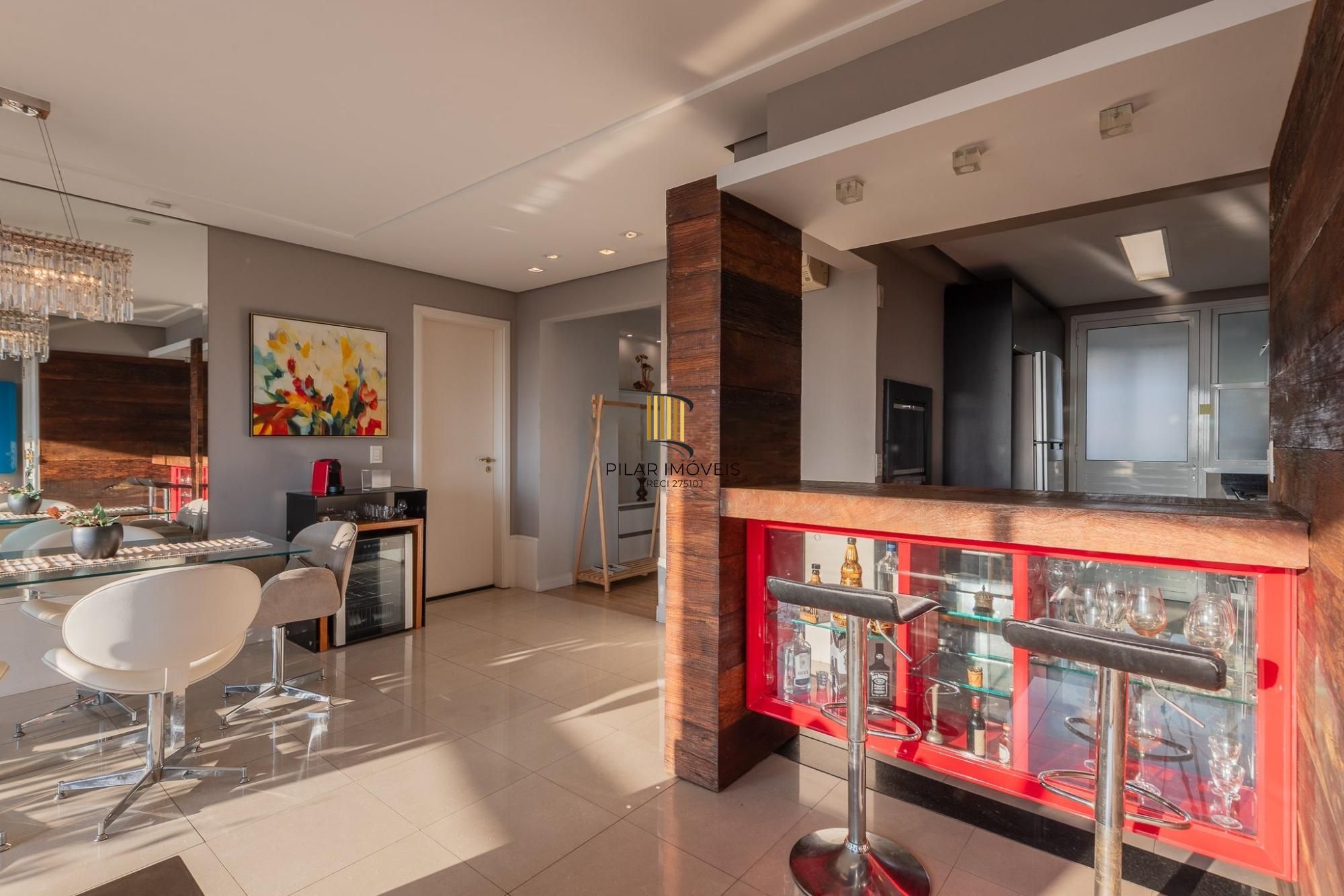 Apartamento amplo de 104m² com living iluminado, lareira e excelente localização