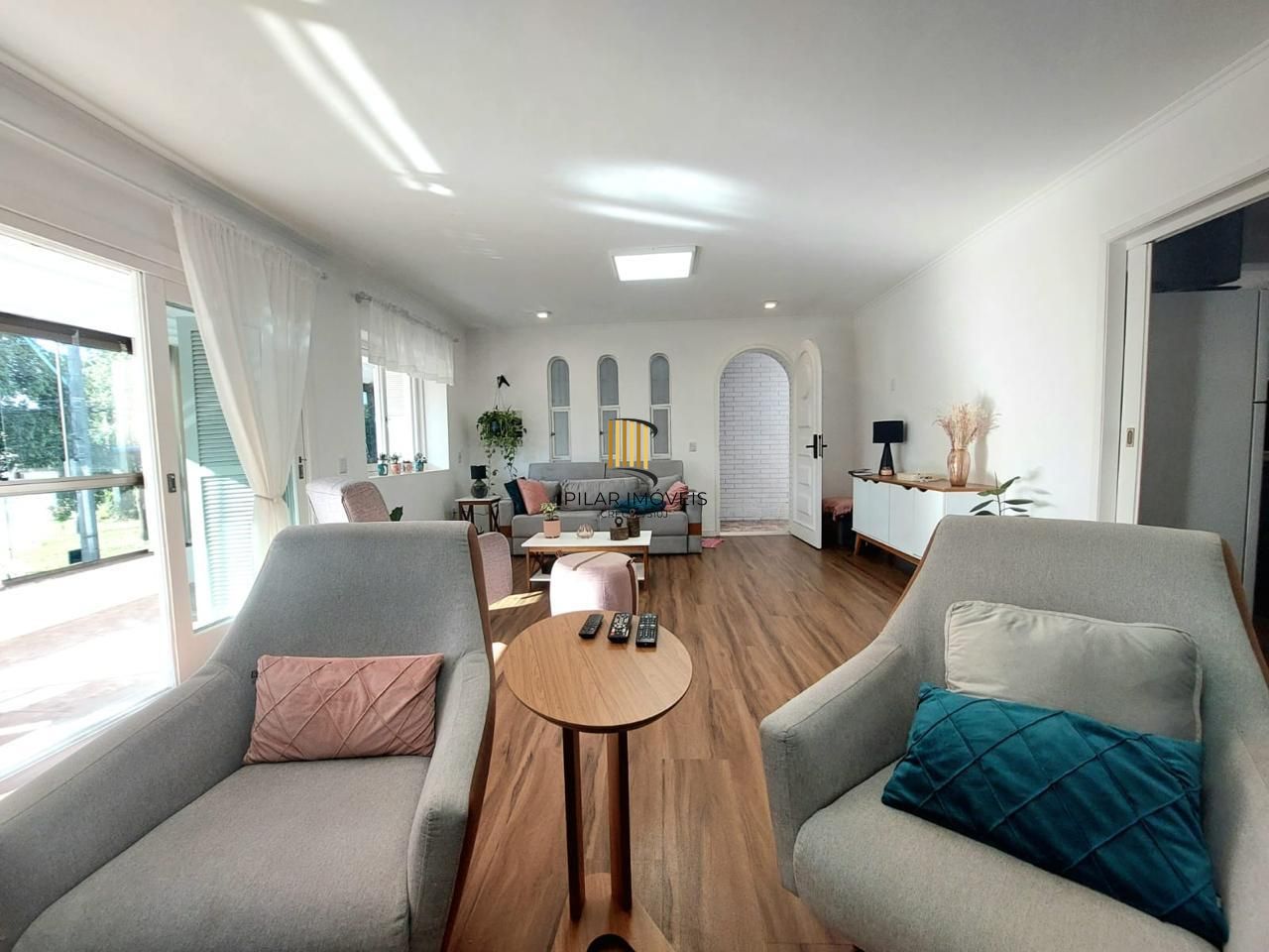 Linda casa totalmente reformada, 3 quartos (1 suite), 2 vagas cobertas - Bairro Nonoai